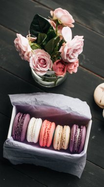 Tatlı renkli Macarons tablo kutusunda