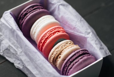Tatlı renkli Macarons tablo kutusunda
