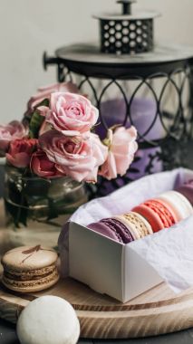 Tatlı renkli Macarons tablo kutusunda