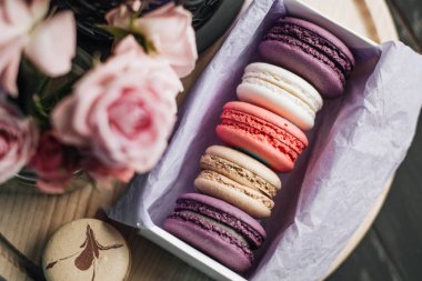 Tatlı renkli Macarons tablo kutusunda