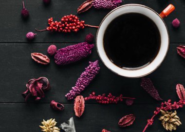 Kuru otlar ve koyu ahşap masaya çiçek ile Çin bitkisel çay