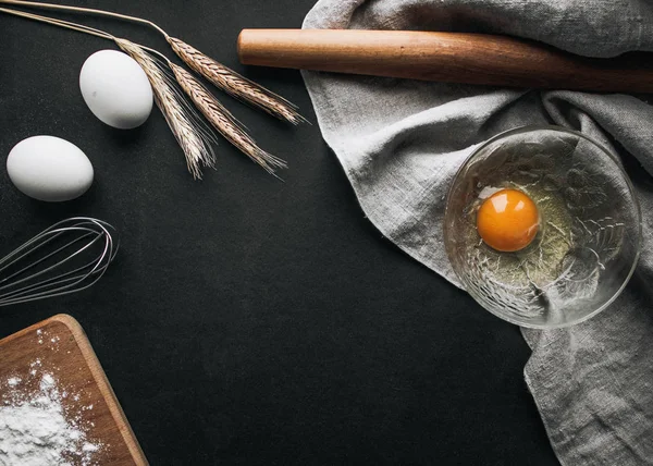Yumurta, buğday kulak ve kesme tahtası - kompozisyon köknar tarifi şablon pişirme