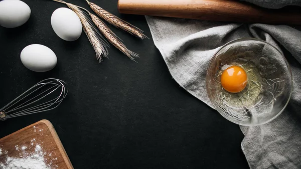 Yumurta, buğday kulak ve kesme tahtası - kompozisyon köknar tarifi şablon pişirme