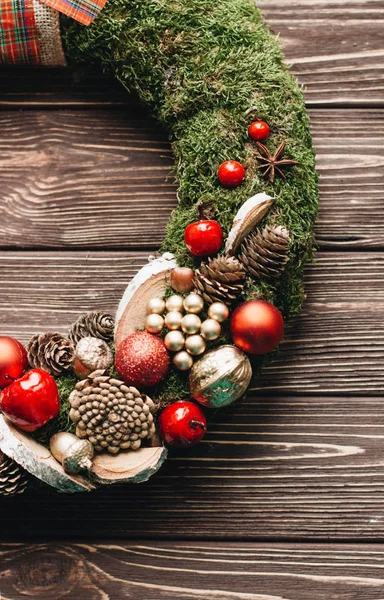 木製の背景に明るい光沢のある装飾とクリスマス リース — ストック写真