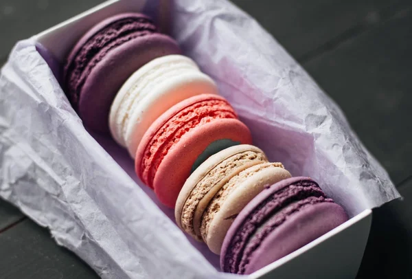 테이블에 상자에 달콤한 다채로운 Macarons — 스톡 사진