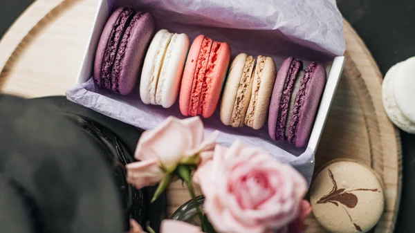 Süße Bunte Macarons Schachtel Auf Dem Tisch — Stockfoto