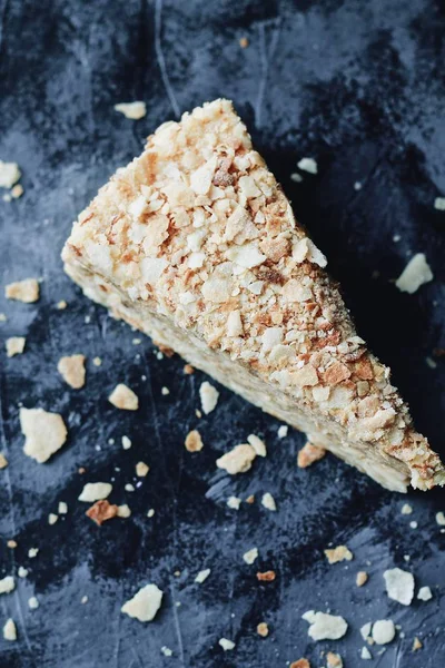 Tatlı Napoleon pasta üzerinde mavi arka plan