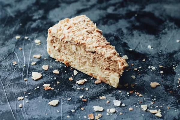 Tatlı Napoleon pasta üzerinde mavi arka plan