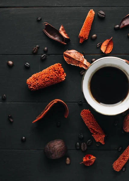 Ceașcă Cafea Fierbinte Ierburi Uscate Boabe Cafea Masă Lemn Închis — Fotografie, imagine de stoc
