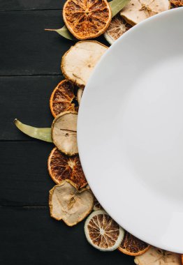 Beyaz tabakta kuru meyve dilimleri 