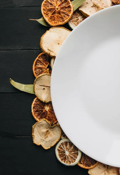 Beyaz tabakta kuru meyve dilimleri 