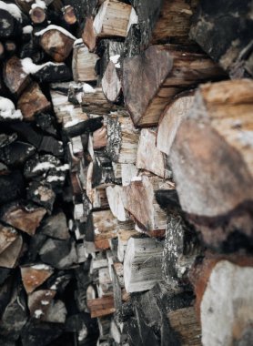 Kaba yığılmış ahşap günlükleri görünümünü yakın çekim