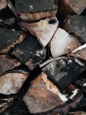 Kaba yığılmış ahşap günlükleri görünümünü yakın çekim