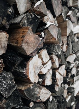 Kaba yığılmış ahşap günlükleri görünümünü yakın çekim