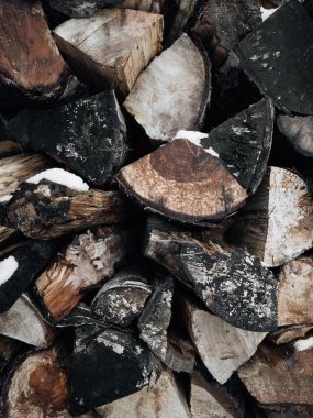 Kaba yığılmış ahşap günlükleri görünümünü yakın çekim