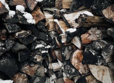 Kaba yığılmış ahşap günlükleri görünümünü yakın çekim