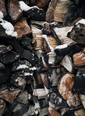 Kaba yığılmış ahşap günlükleri görünümünü yakın çekim