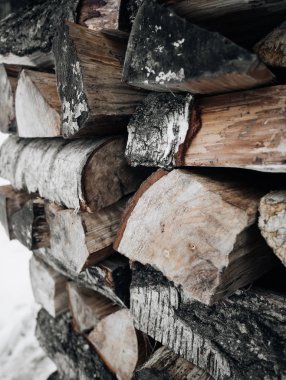 Kaba yığılmış ahşap günlükleri görünümünü yakın çekim