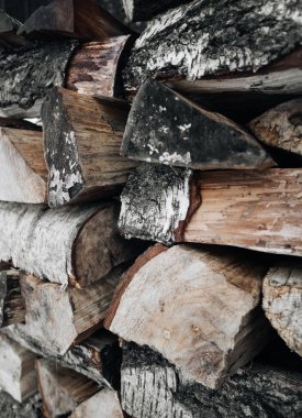 Kaba yığılmış ahşap günlükleri görünümünü yakın çekim