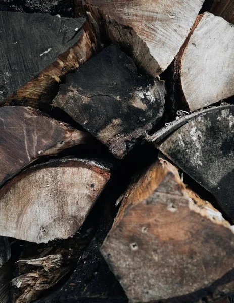 Kaba yığılmış ahşap günlükleri görünümünü yakın çekim