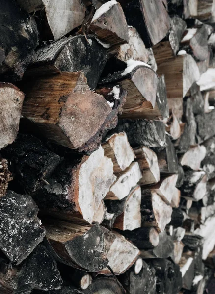 Kaba yığılmış ahşap günlükleri görünümünü yakın çekim