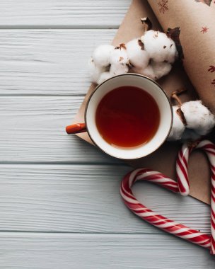 Kalp şeklinde, pamuk şube ve çay ahşap arka plan üzerinde Noel candy köpekler