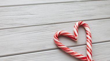 Ahşap arka plan üzerinde kalp şeklinde Noel candy köpekler