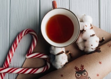 Kalp şeklinde, pamuk şube ve çay ahşap arka plan üzerinde Noel candy köpekler