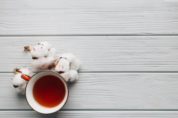 Tasse Thé Fleurs Coton Sur Fond Sombre — Photo