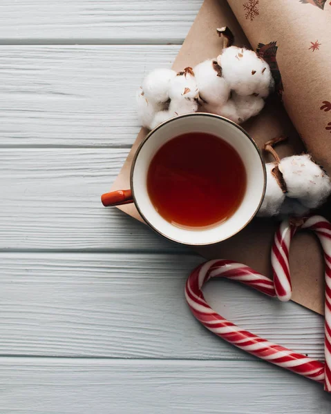 Kalp şeklinde, pamuk şube ve çay ahşap arka plan üzerinde Noel candy köpekler