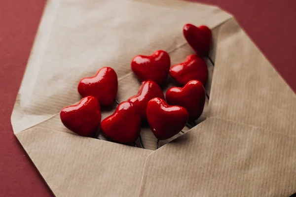 Φάκελος Κόκκινες Καρδιές Κόκκινο Φόντο Ημέρα Του Αγίου Βαλεντίνου Έννοια — Φωτογραφία Αρχείου