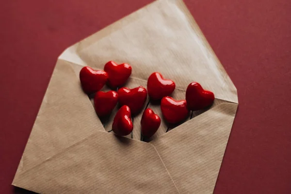 Umschlag Mit Roten Herzen Auf Rotem Hintergrund Valentinstag Konzept — Stockfoto