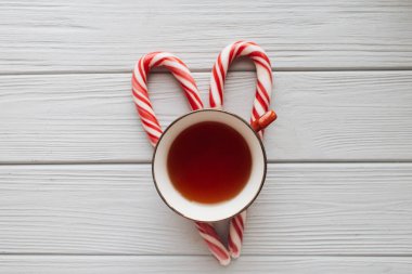 Kalp şeklinde ve çay ahşap arka plan üzerinde Noel candy köpekler