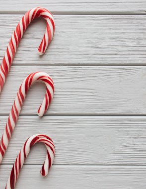 Noel şekerler ahşap arka plan üzerinde