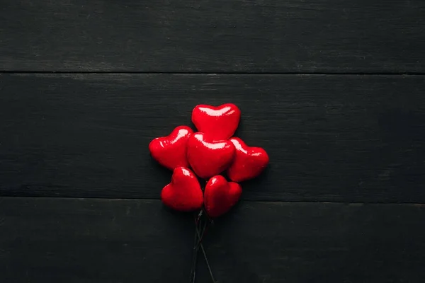 Rote Herzen Auf Dunklem Holzgrund Der Erste Valentinstag — Stockfoto