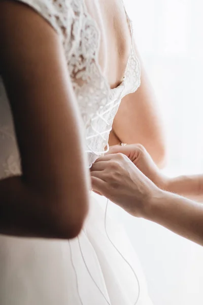 Руки Нареченої Допомагають Білим Платтям Нареченої Весільний Гей — стокове фото