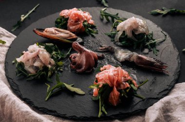 Taze deniz ürünleri yakın çekim görünümünü üzerinde siyah barut 