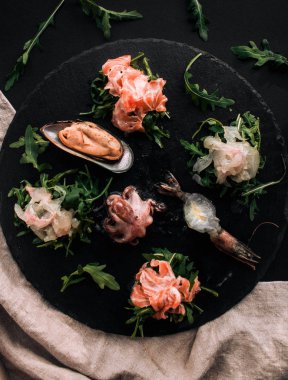 Taze deniz ürünleri yakın çekim görünümünü üzerinde siyah barut 