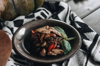 haşlanmış et ve sebze plaka ile lezzetli ev yapımı yahni