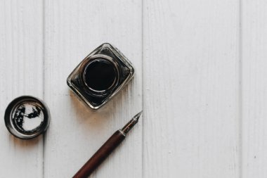 vintage DIP kalem ve inkpot Beyaz ahşap tablo