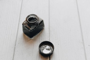 Beyaz ahşap masa üzerinde Vintage inkpot