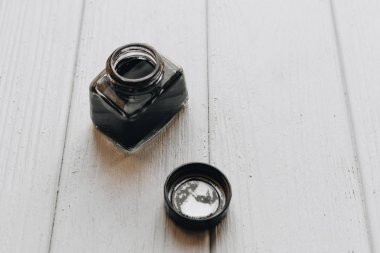 Beyaz ahşap masa üzerinde Vintage inkpot