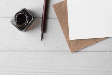 vintage DIP kalem, inkpot ve beyaz tahta masada zarf ile boş kağıt levha