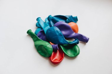 Beyaz arka planda, düz renkli oyuncak balon yığını lay