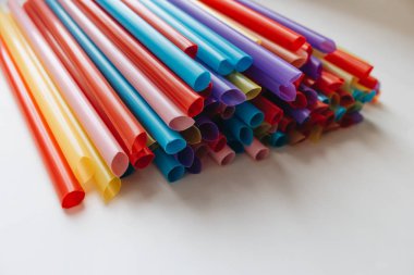 Beyaz arka plan üzerinde renkli kokteyl çöp yığını