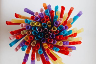 Beyaz arka plan üzerinde renkli kokteyl çöp yığını