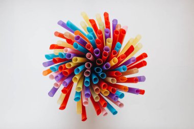 Beyaz arka plan üzerinde renkli kokteyl kamış bileşimi