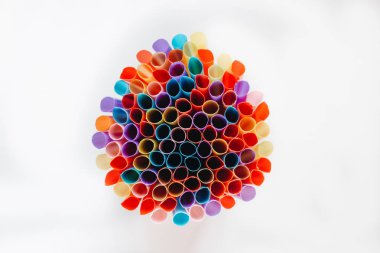 Beyaz arka plan üzerinde renkli kokteyl çöp yığını