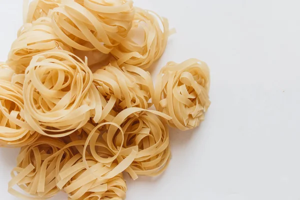 Mucchio Tagliatelle Crude Sfondo Bianco — Foto Stock