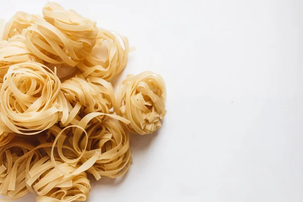 Mucchio Tagliatelle Crude Sfondo Bianco — Foto Stock